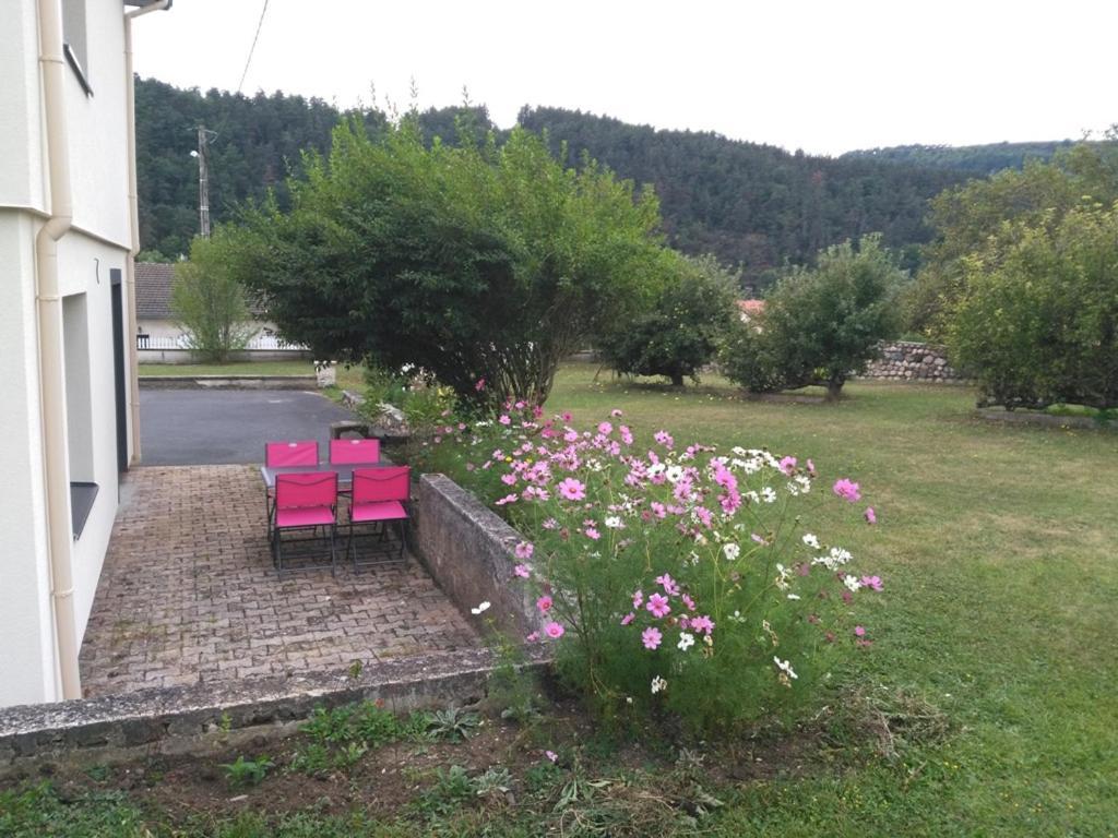 Gite "Le Temps D'Une Pause" Terrasse Et Piscine Coubon Kültér fotó